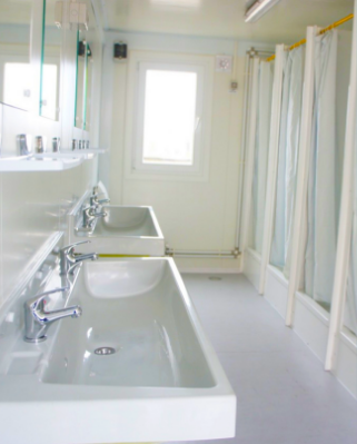 Container sanitar cu dușuri